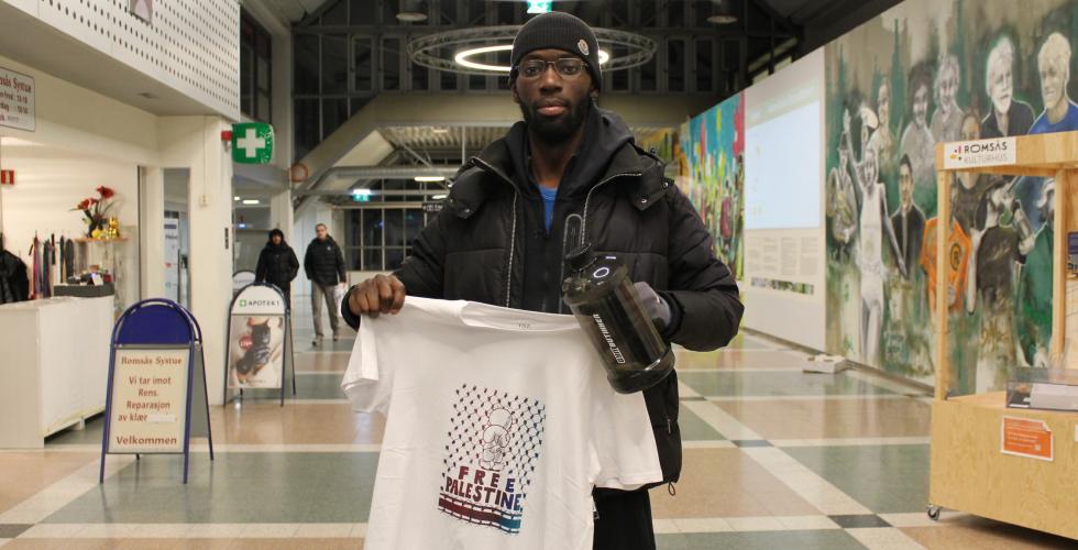 Artisten Kingzy mener at tilbud som prosjektrommet her p&aring; Roms&aring;s er viktig for unge. Foto: Vetle Hvitsand 