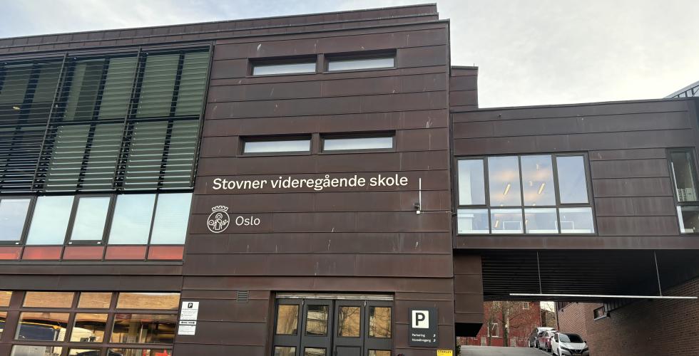 Utenfor Stovner videreg&aring;ende skole. 