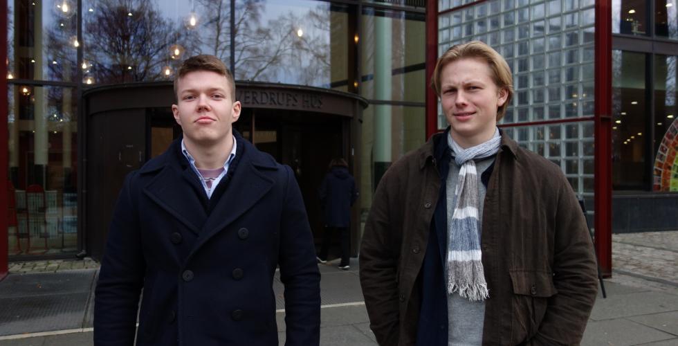 Skippertak er ikke et alternativ for filosofistudentene Ole Rongev&aelig;r(21) t.v og Emmanuel Staff (20) t.h.