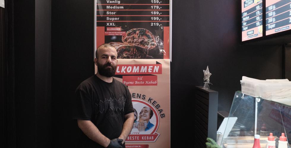 Sjefen for Dronningens kebab, Khirid Almohommade, i de nye lokalene deres i Pl&oslash;ens gate ved Youngstorget.