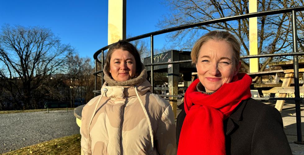 Bildet viser to damer foran paviljongen p&aring; Torshov 