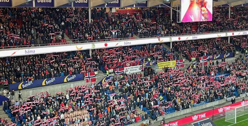 Bilde av tribune full av norske fotballfans p&aring; Ullev&aring;l stadion