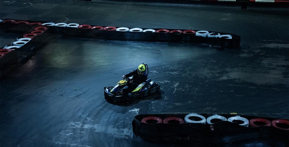 En gokart som fors&oslash;ker en knapp sving, sett fra et fugle perspektiv