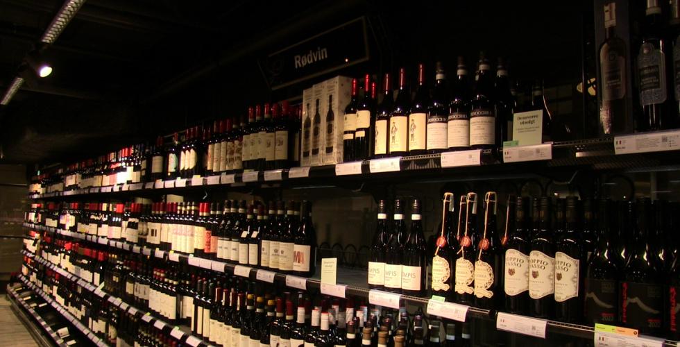 Bilde av vin i hylla p&aring; vinmonopolet