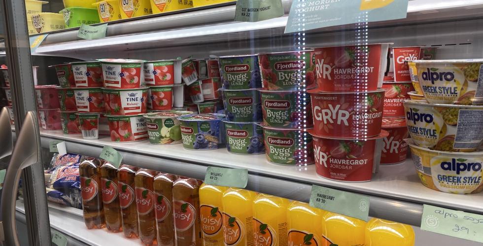 Matvarer i kj&oslash;leskap i en kantine.