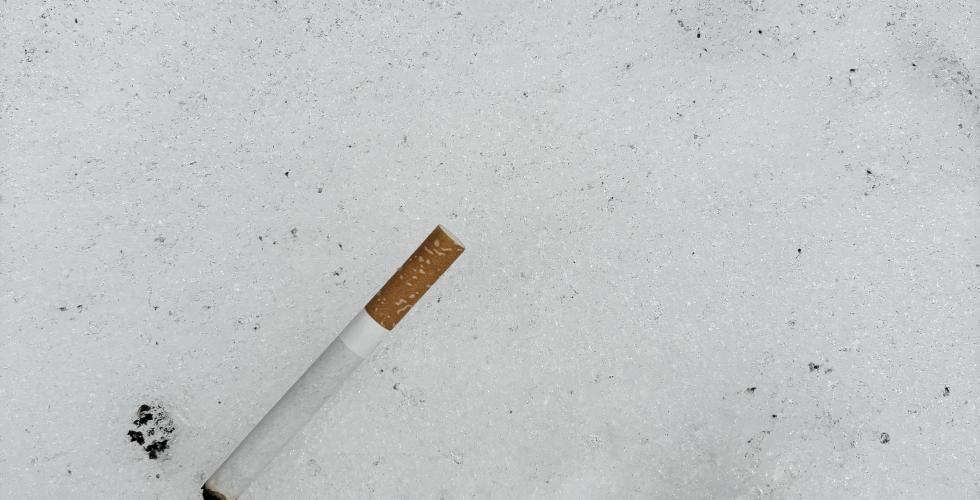 Bildet viser en sigarett i sn&oslash;en