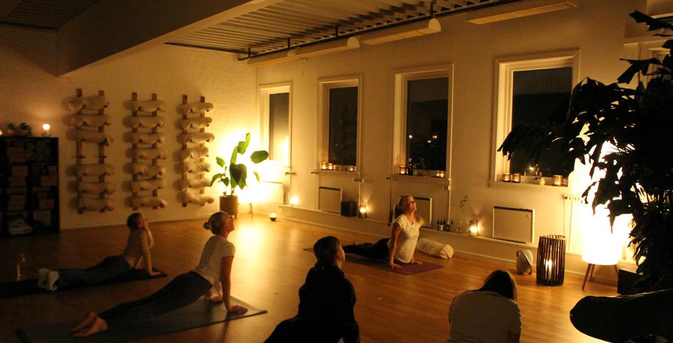 Her utf&oslash;rer gruppen dagens solhilsen p&aring; Yogal&aring;ven.