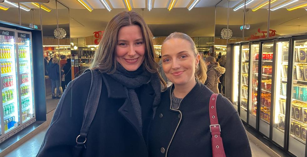 To jenter som skal p&aring; kino, n&aelig;rbilde