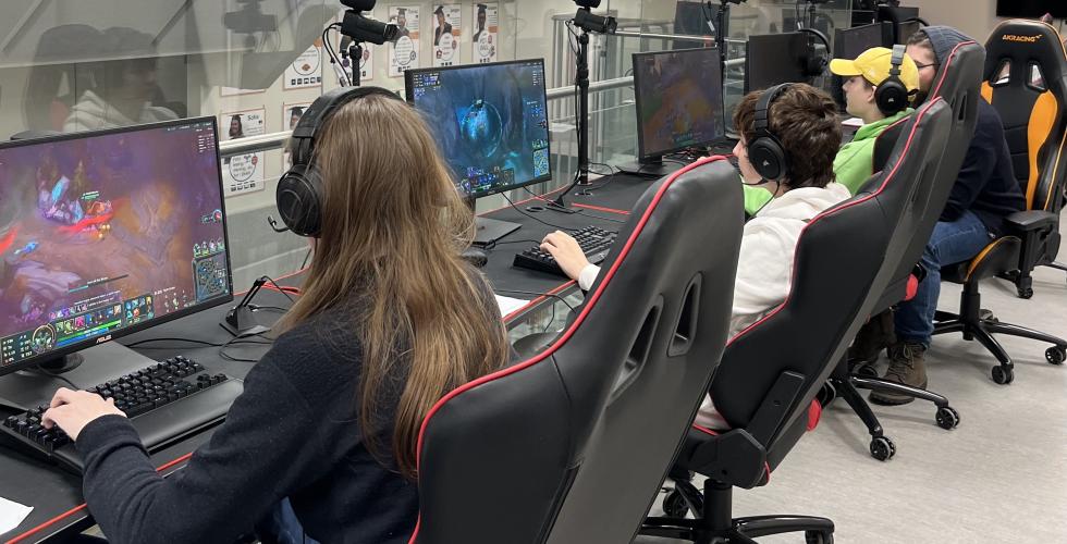 Elever gamer foran pcene sine mens l&aelig;reren veileder