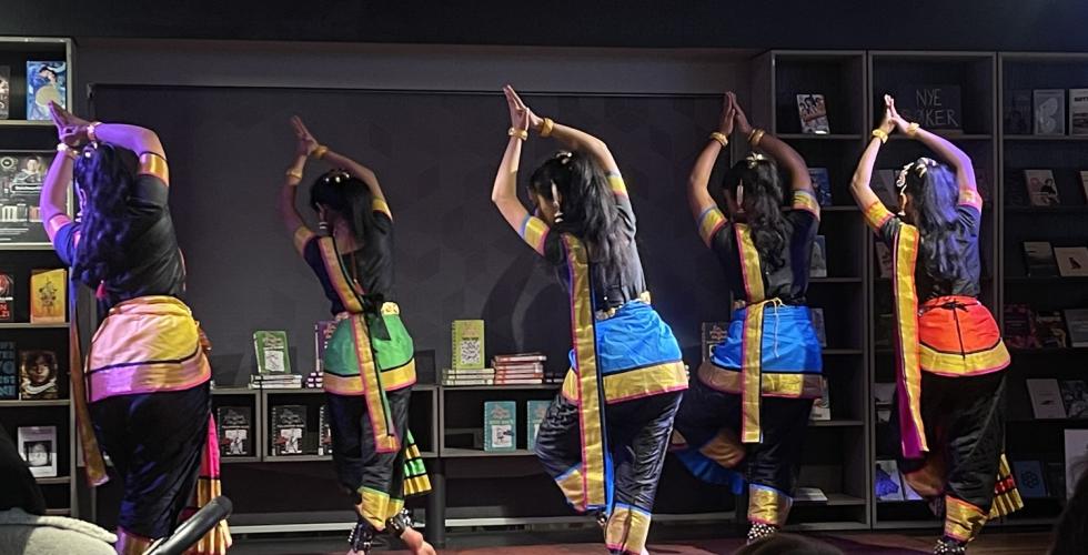 Tamilsk dans for &aring; markere kvinnedagen 