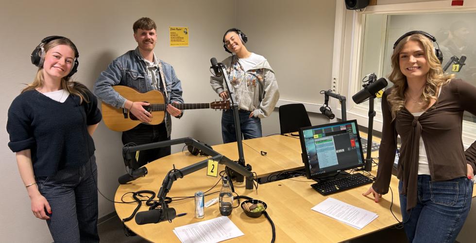 Programlederene og gjestene smiler til kamera etter sending