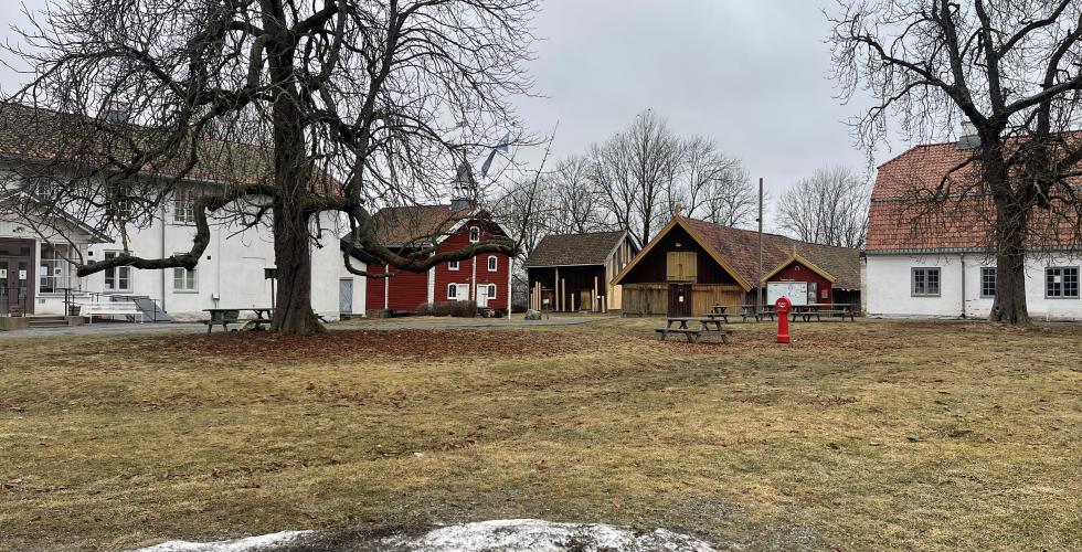 Tveten g&aring;rd p&aring; tveita, en stor og tom g&aring;rdsplass