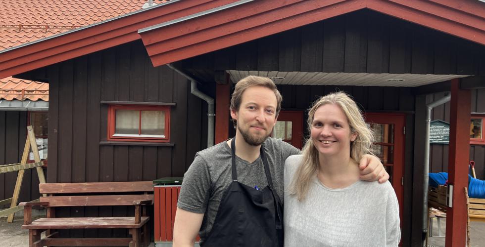 De nye driverne p&aring; Rustadsaga, Marte og Jonas, st&aring;r forran sportsstuen. 