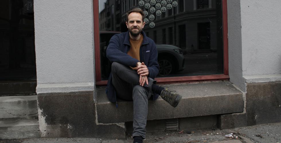 Kj&oslash;kkensjef Jan Robin Ektvedt sitter utenfor lokale for ny virksomhet, som ligger i Torshovgata.  