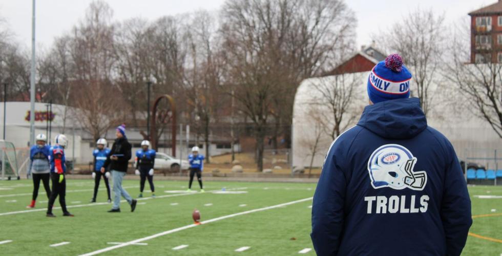 Treneren ser ut p&aring; spillerne p&aring; banen. 