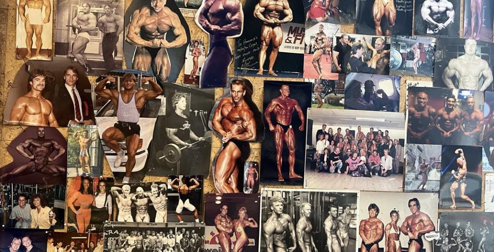 Veggen er dekket av bilder av bodybuildere