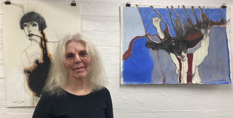 Kvinne foran to malerier