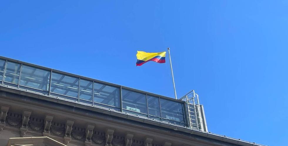 Det colombianske flagget svaier over den colombianske ambassaden i Oslo