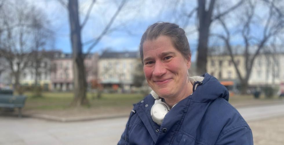 Frauke Oesmann sitter p&aring; en benk i parken p&aring; Olaf Ryes Plass.