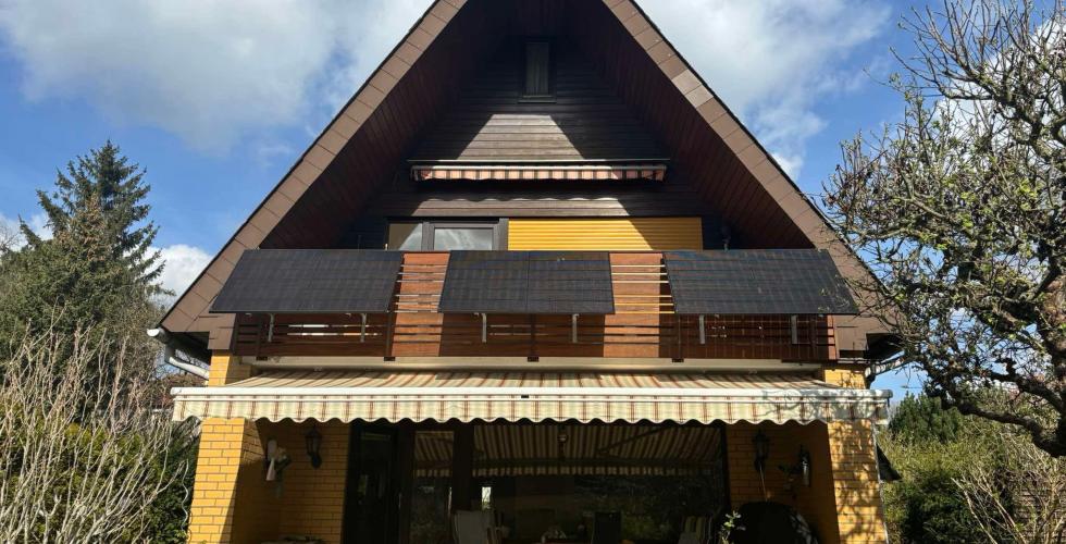 Ekteparet Sax har solceller p&aring; balkongen