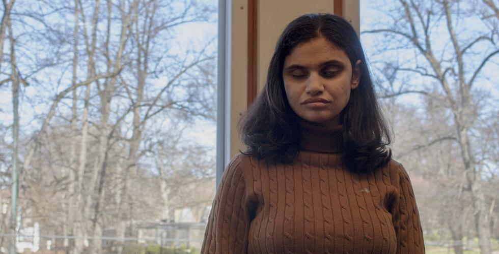 Budour Hassan foran vinduene p&aring; Amnesty sitt kontor