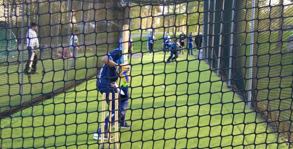 En spiller st&aring;r klar for &aring; sl&aring;. 