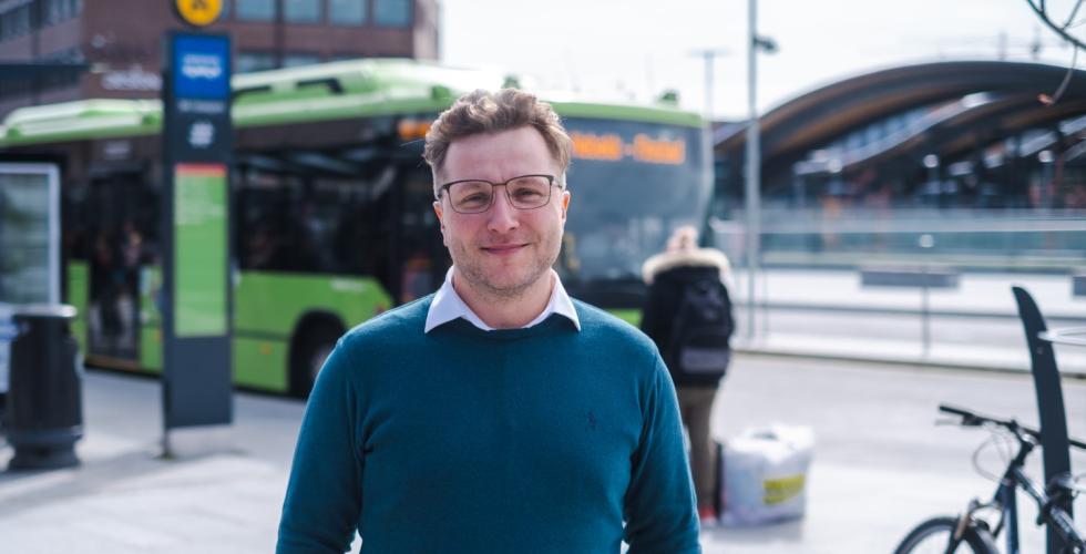 Adrian Pracon st&aring;r foran en buss