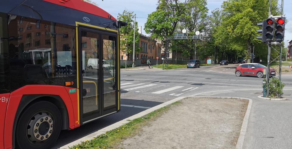 En buss st&aring;r og venter p&aring; gr&oslash;nt lys