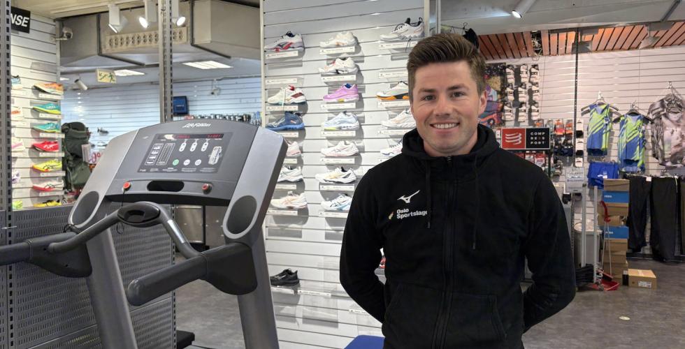 Mann ved siden av tredem&oslash;lle i en sportsbutikk