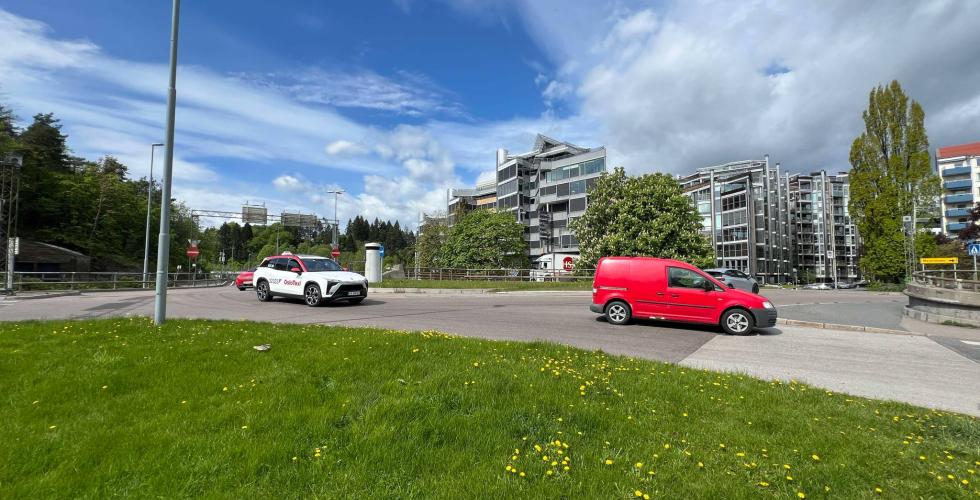 To biler som kj&oslash;rer i rundkj&oslash;ringen p&aring; Bygd&oslash;ylokket