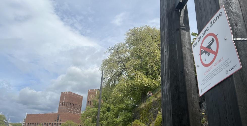 Skilt som viser at det er droneforbud, like ved R&aring;dhuset