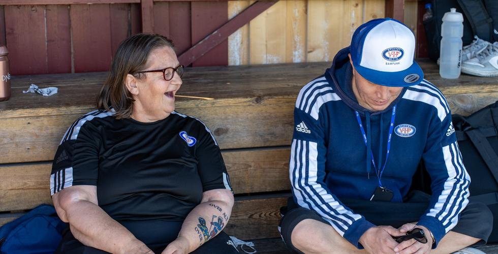 Jane og Jack p&aring; benken med smil