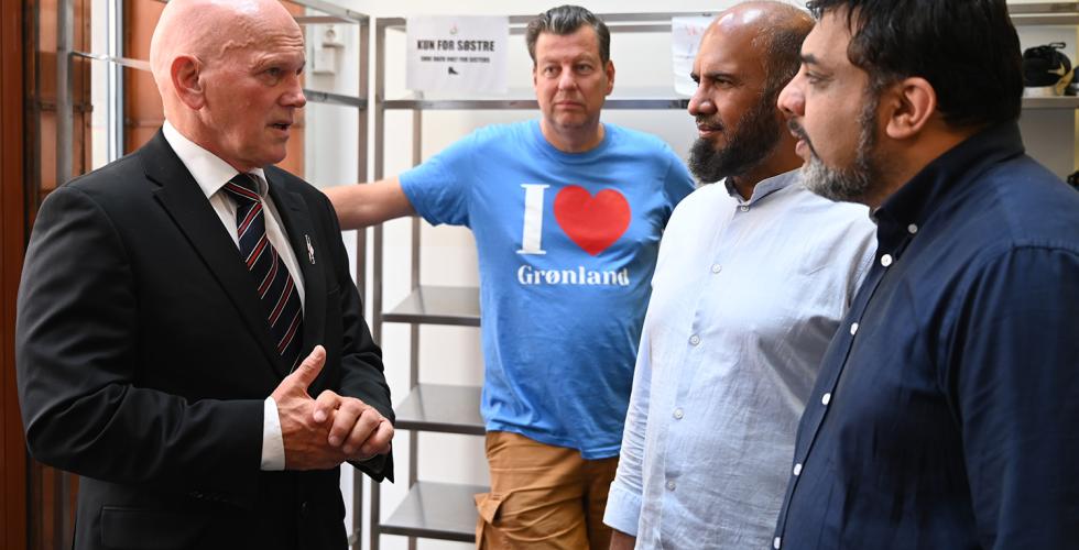 Fire menn snakker sammen i en moske.