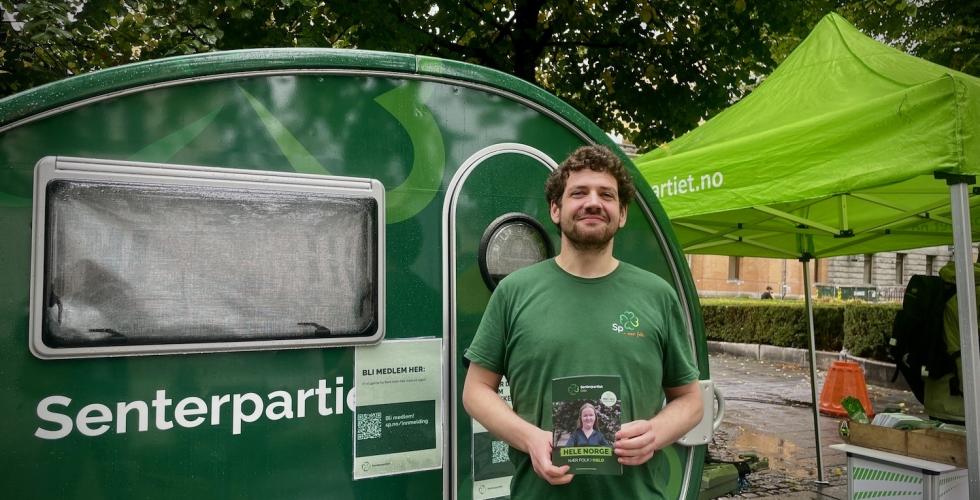 Senterpartipolitiker &Oslash;yvind Bent&aring;s st&aring;r stolt foran Senterpartiets stand p&aring; Karl Johan