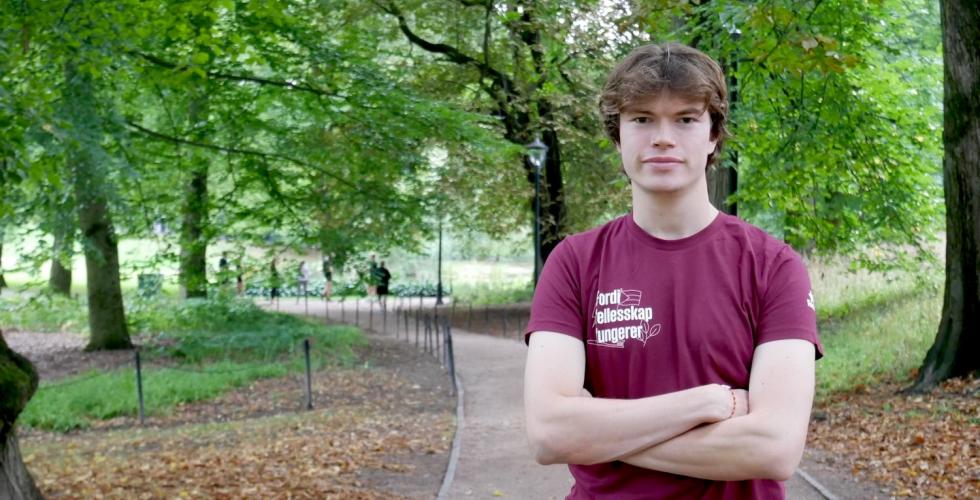 Daniel Homme i R&oslash;d ungdom foran kamera