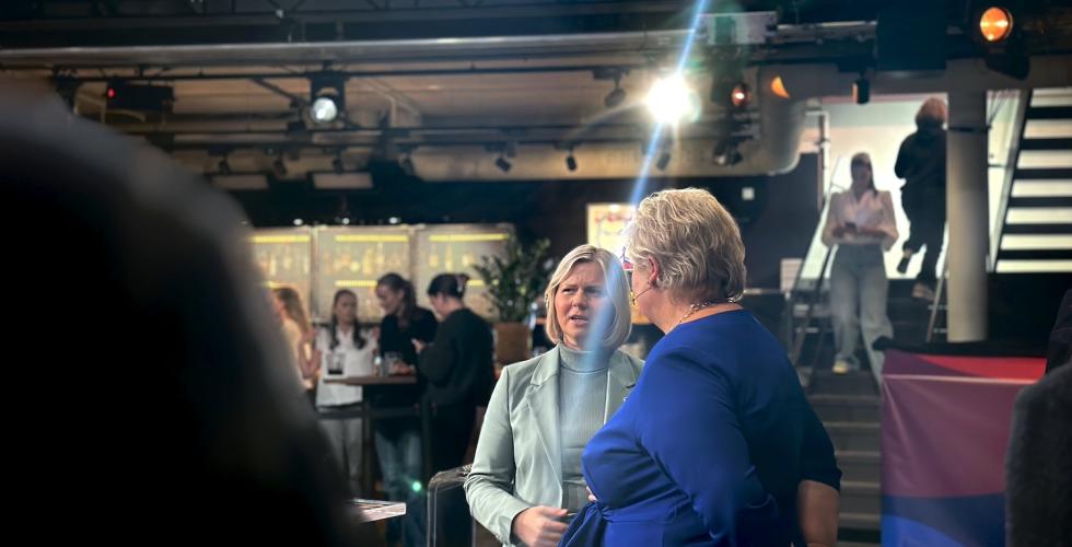Venstre-leder Guri Melby og H&oslash;yre-leder Erna Solberg st&aring;r sammen og snakker under TV 2s partilederdebatt i Oslo. 