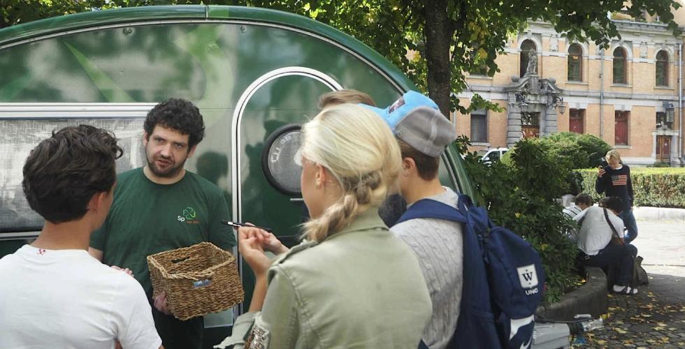 Senterpartiet snakker med andre ved valgboden sin.