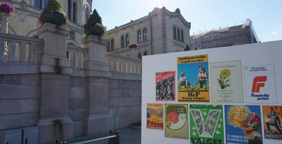 Plakat foran Stortinget best&aring;ende av gamle kampanjer til de ulike politiske partiene
