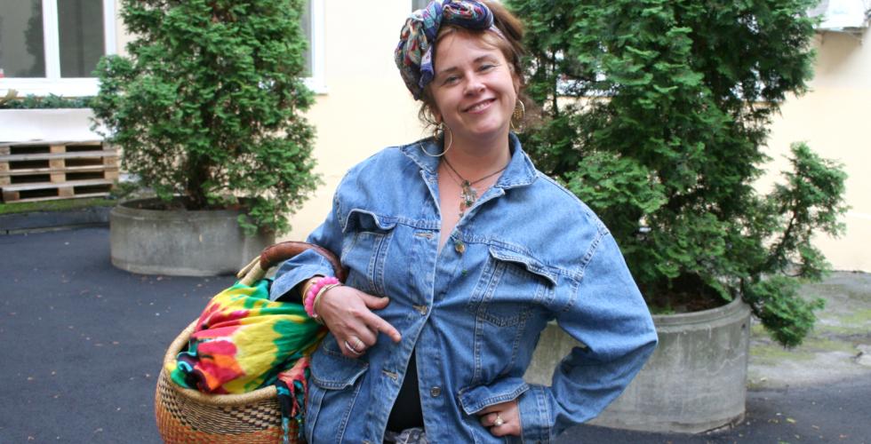 Kia Nilsen (39) smiler med fargerik kurv og masse energi