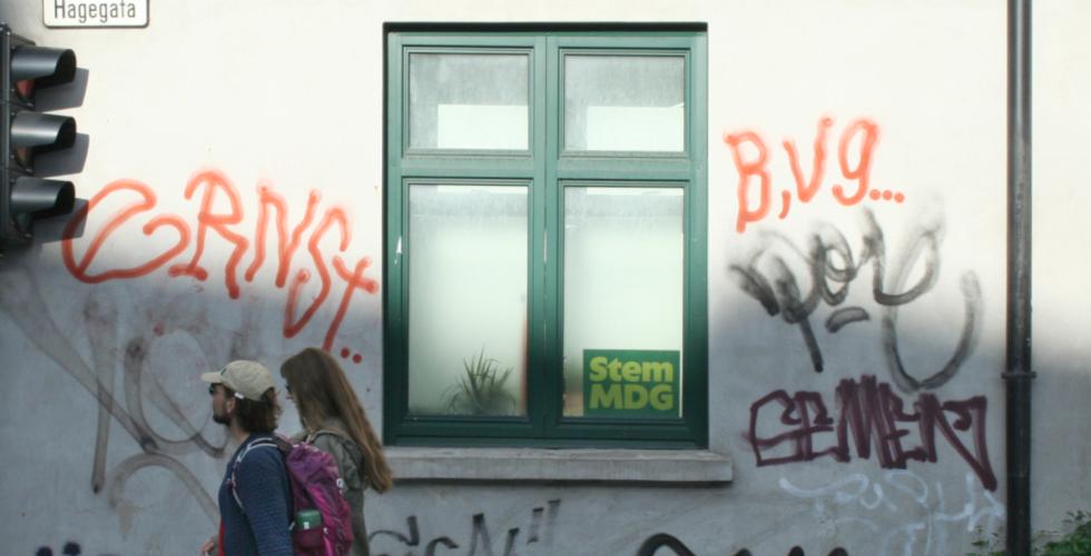 Vindu med "Stem MDG"-plakat mot ruten