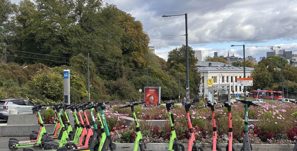 Elsparkesykler st&aring;ende p&aring; gata