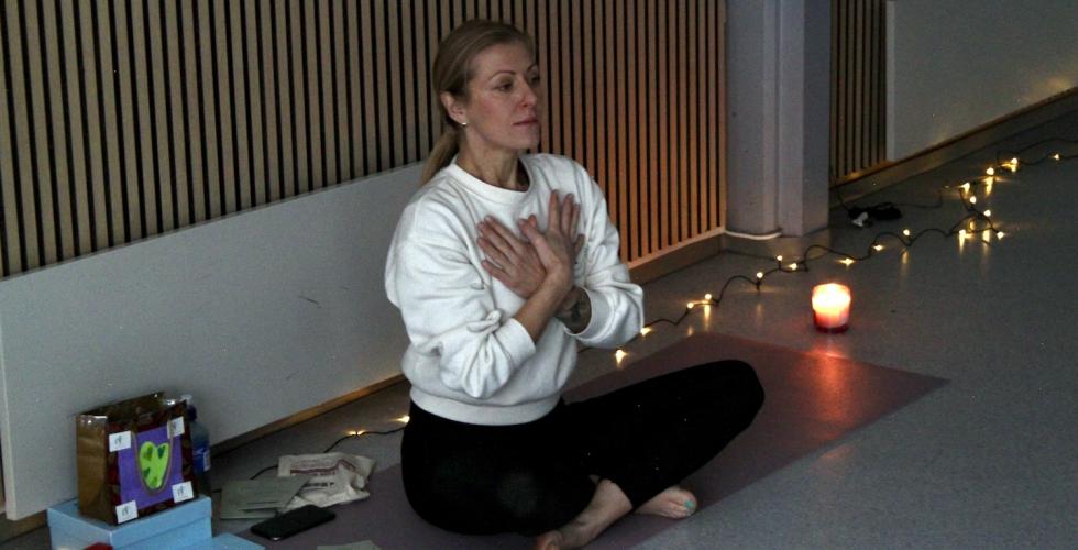Marta Jonata i yoga posisjon