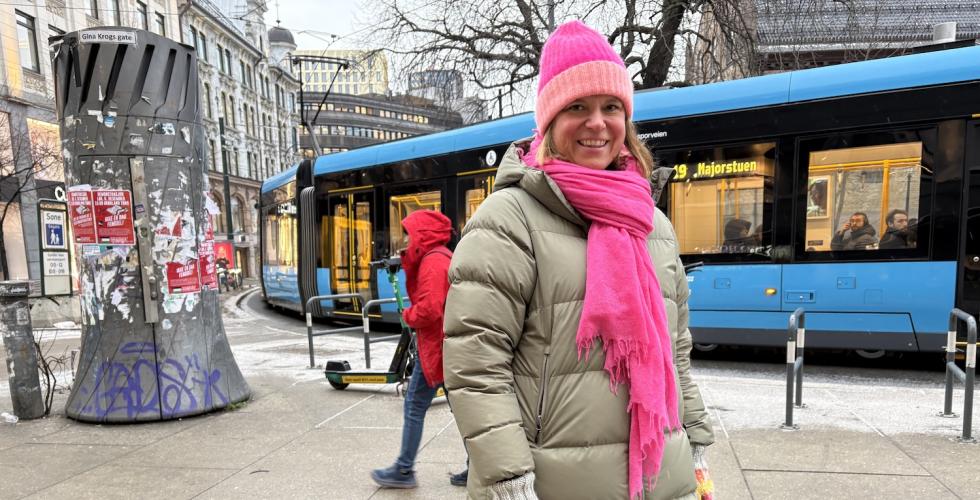 Julia Bland (53) i rosa klær