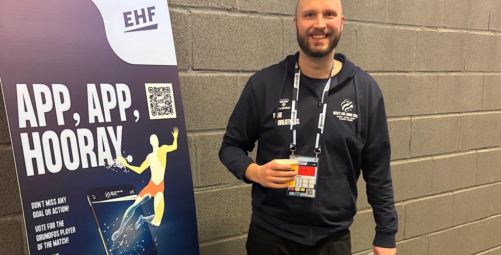 Christoffer Næss er frivillig under håndball EM i Unity arena