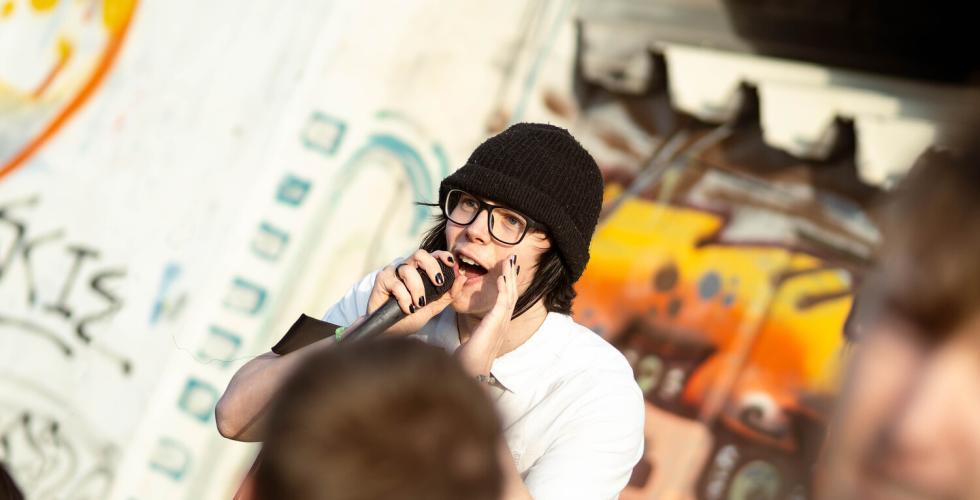 Kaybeo som står på scenen og rapper