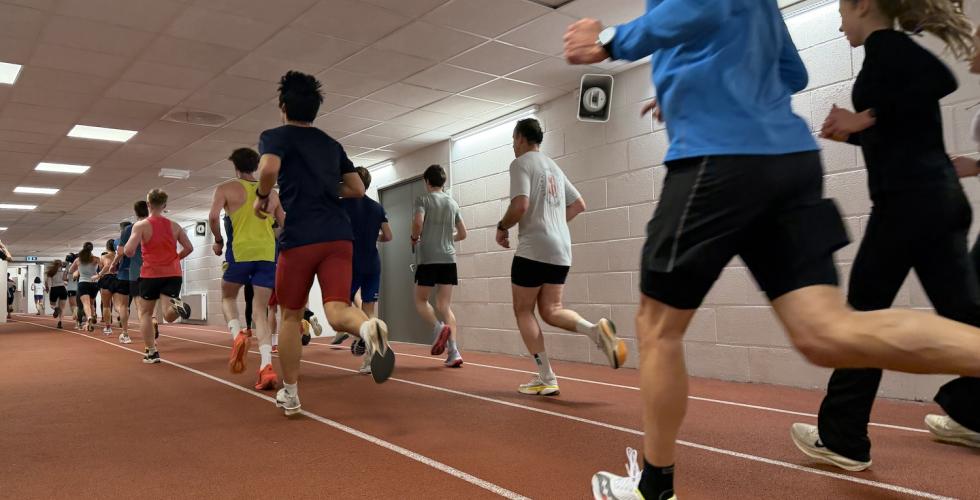 Løpebølgen inntar innendørsbanen på Bislett.