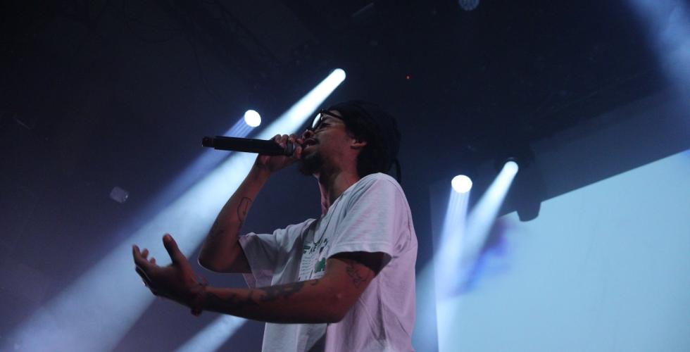Earl Sweatshirt er tett på publikum, uten noe jålete sceneshow
