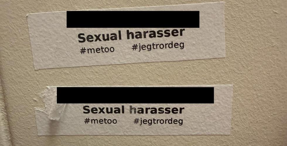 To små lapper er festet på en beige flisvegg, med teksten «Sexual harasser» etterfulgt av emneknaggene «#metoo» og «#jegtrordeg». Navnene øverst på lappene er sladdet med svarte streker, og den ene lappen er delvis revet av på venstre side.