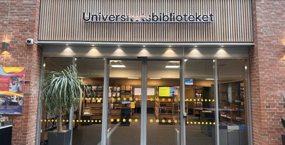 Inngangen til biblioteket p&aring; oslomet