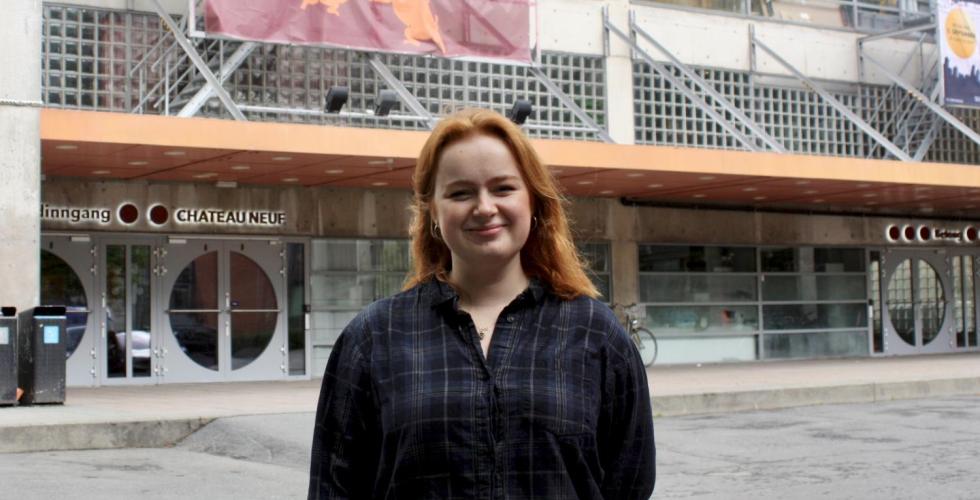 Ny ansvarlig redaktør for RadioNova, Hannah Myhre, utenfor Chateu Neuf